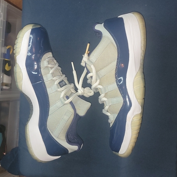 Air Jordan 11 Low "Georgetown" - Picture 2 of 9